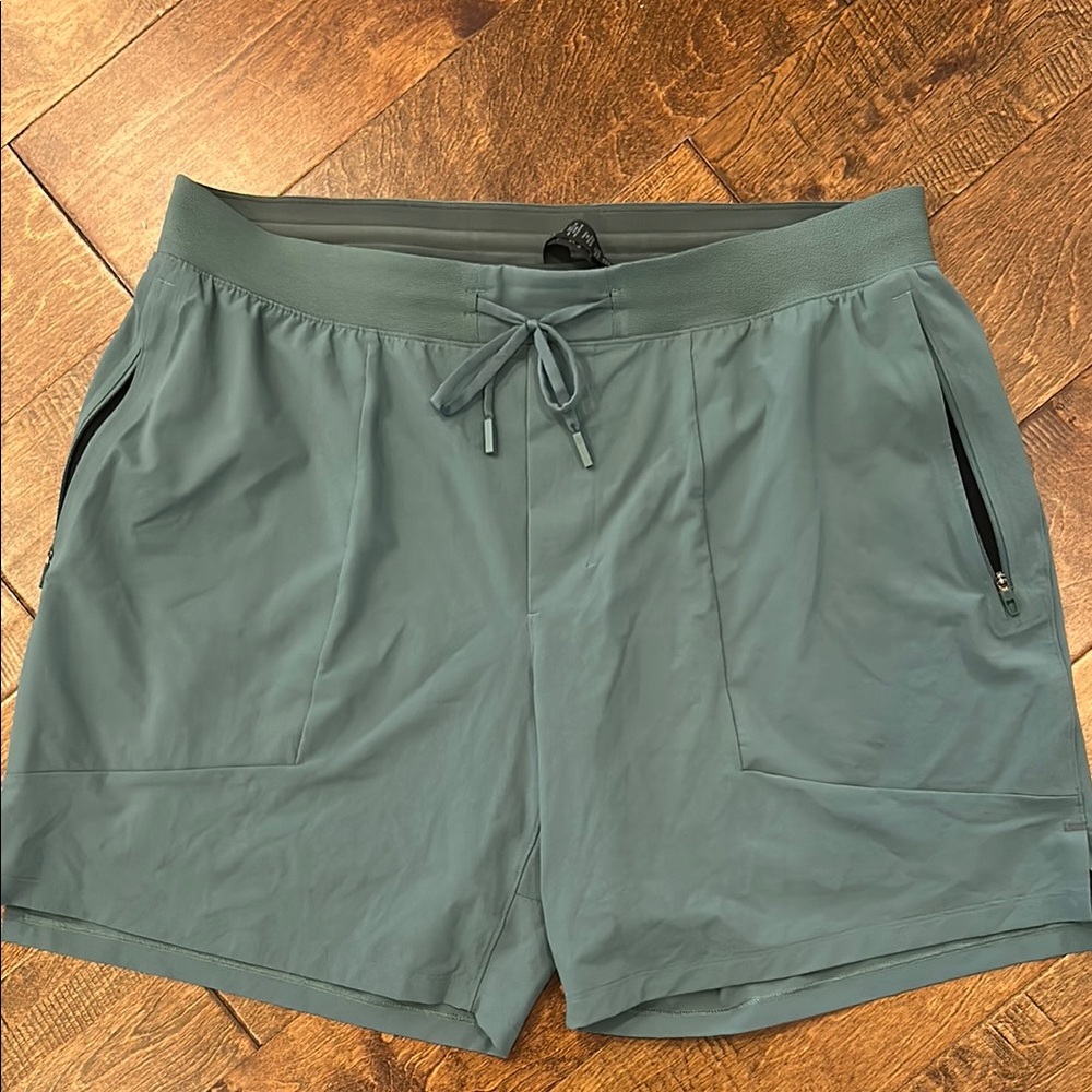 Lululemon men’s Pacebreaker shorts XL GREEN
